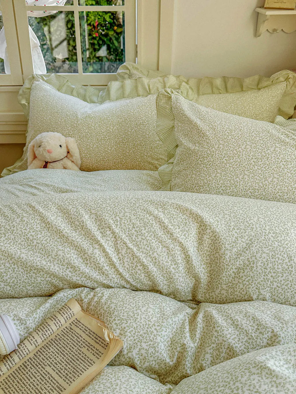 Ditsy Floral Bedding Set with Gingham Ruffle