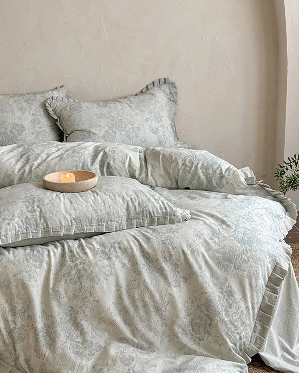 Vintage floral bedding set by Breezora featuring a colorful floral pattern on soft fabric.