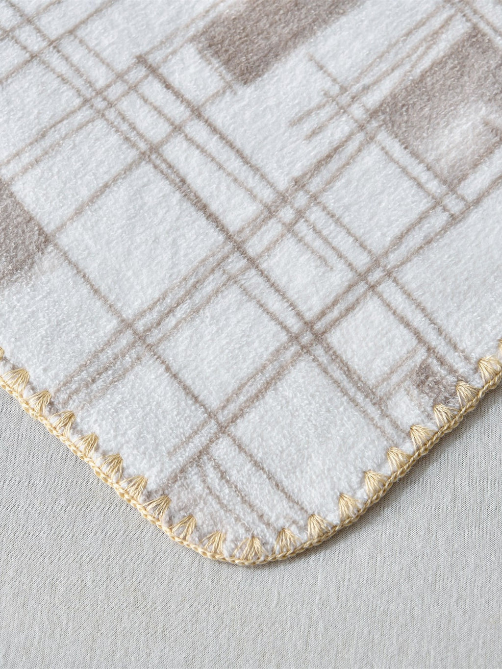 Mosaic Edge Plush Throw Blanket original reference image 2