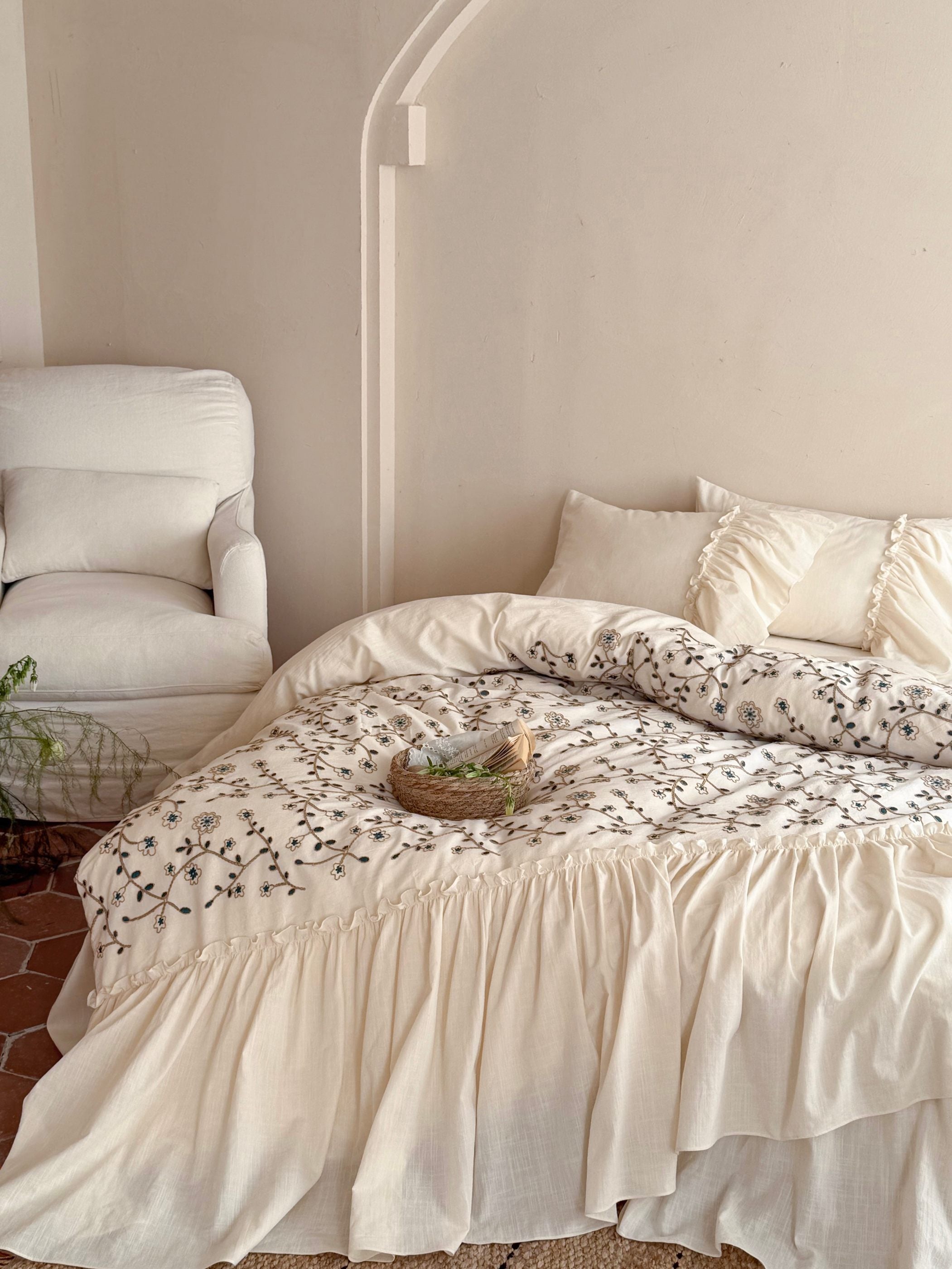 Willow Vine Embroidered Bedding Set original reference image 4